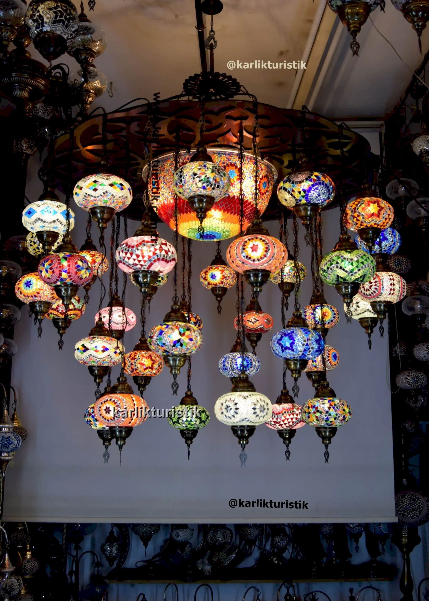Karlık Turistik 4 Ekstra Büyük ,Rengarenk Camlı , Mozaik Avize - 34 Camlı, Ortası 50cm Bombe Sarkıt Lamba