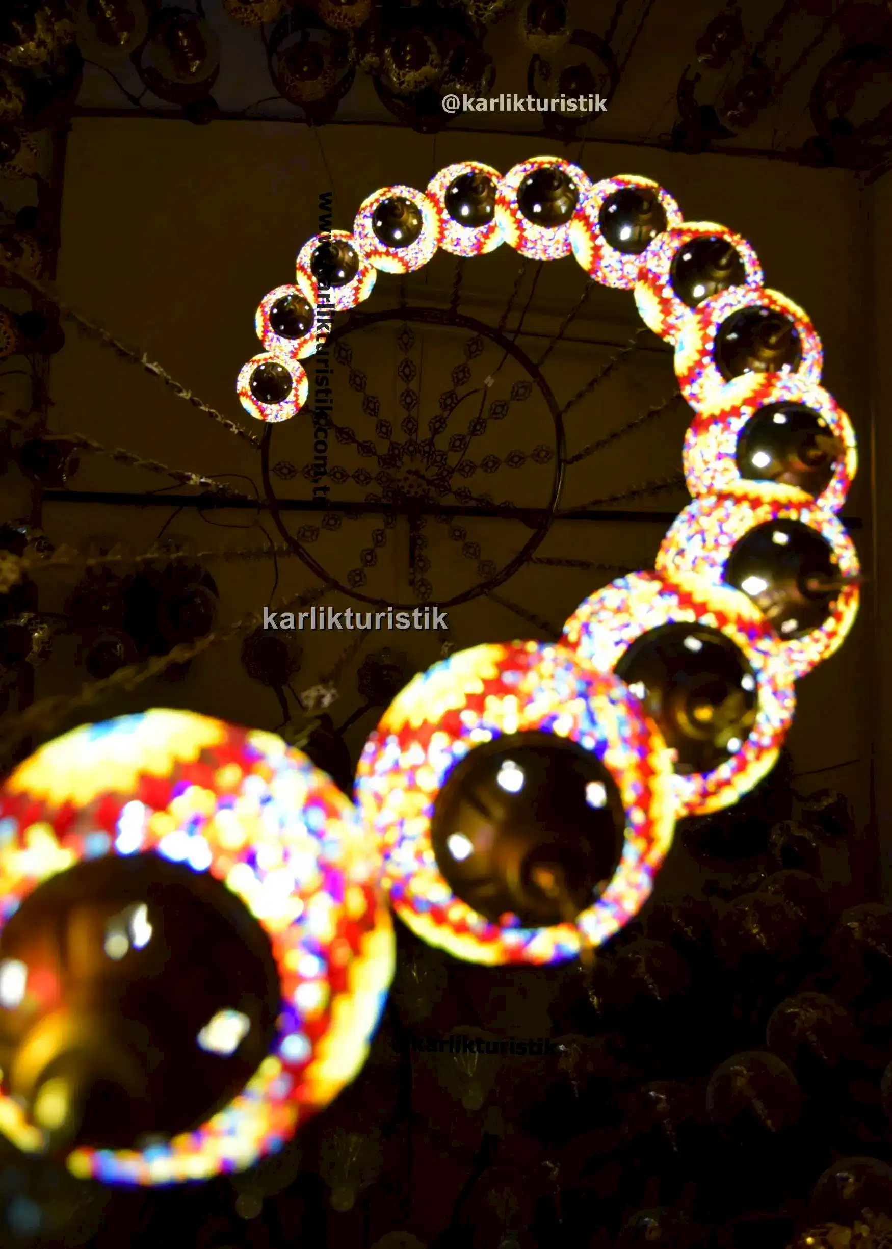 Büyük Boy 18 Işıklı Spiral Türk Mozaik Avize – Villa ve Merdivenler İçin El Yapımı Renkli Cam Sarkıt Tavan Lambası8